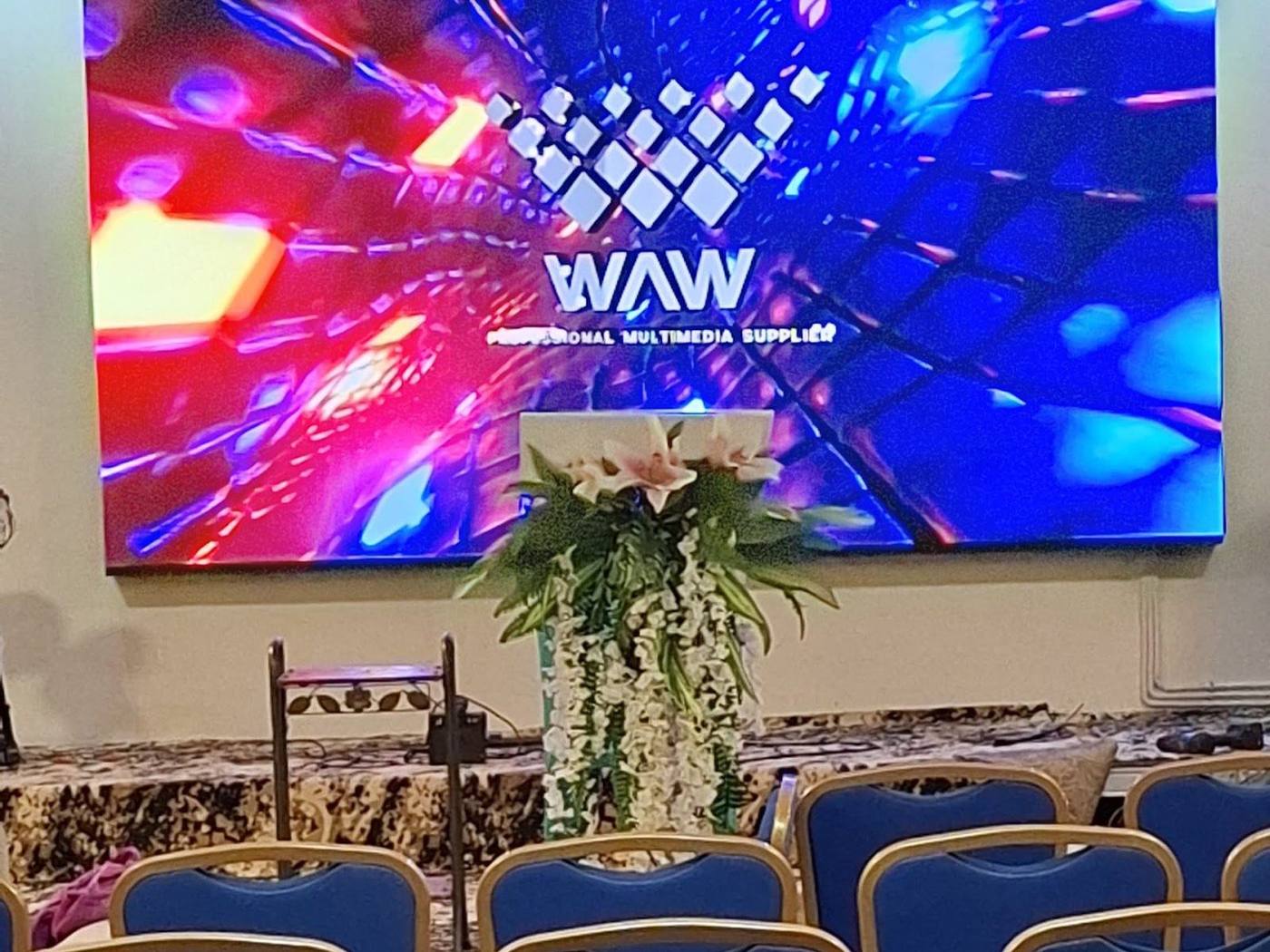 Ruang kelas dengan interactive flat panel yang dipasang WAW