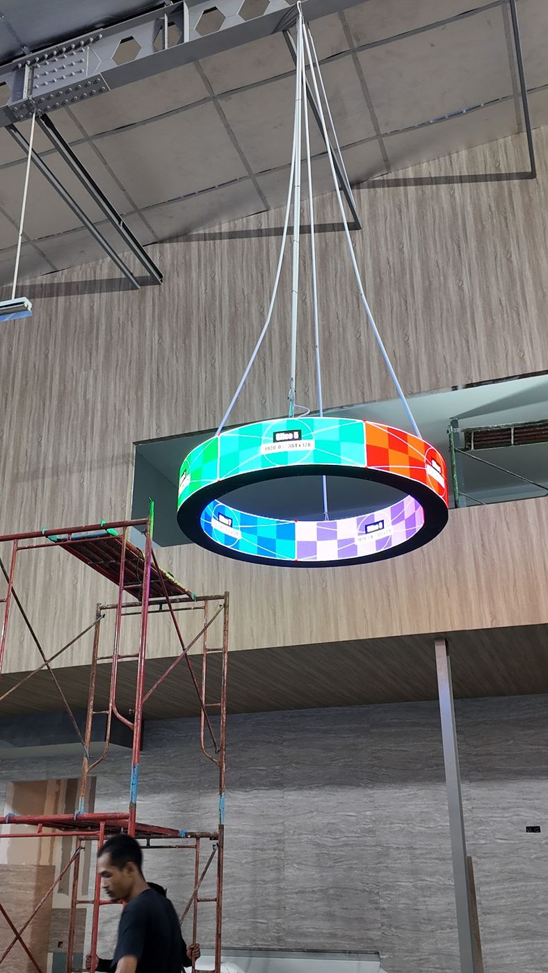 Ring LED Padel 5ive dilihat dari area penonton