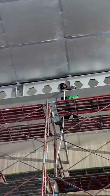 Teknisi WAW memasang struktur ring LED di Padel 5ive