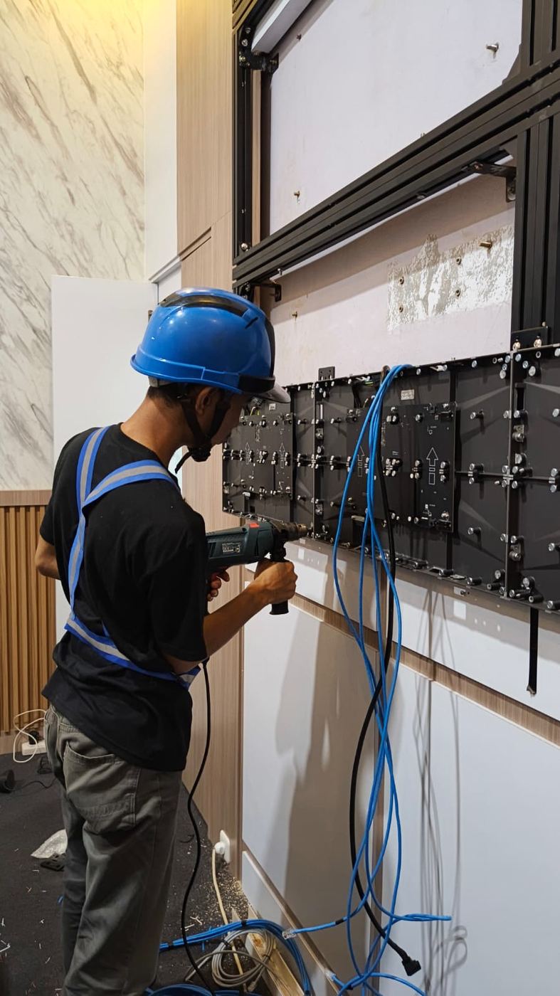Teknisi WAW memasang LED wall di PLN Gorontalo
