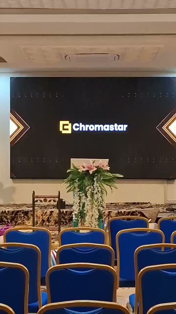 Teknisi WAW memasang display di Sekolah Kasih Tulus