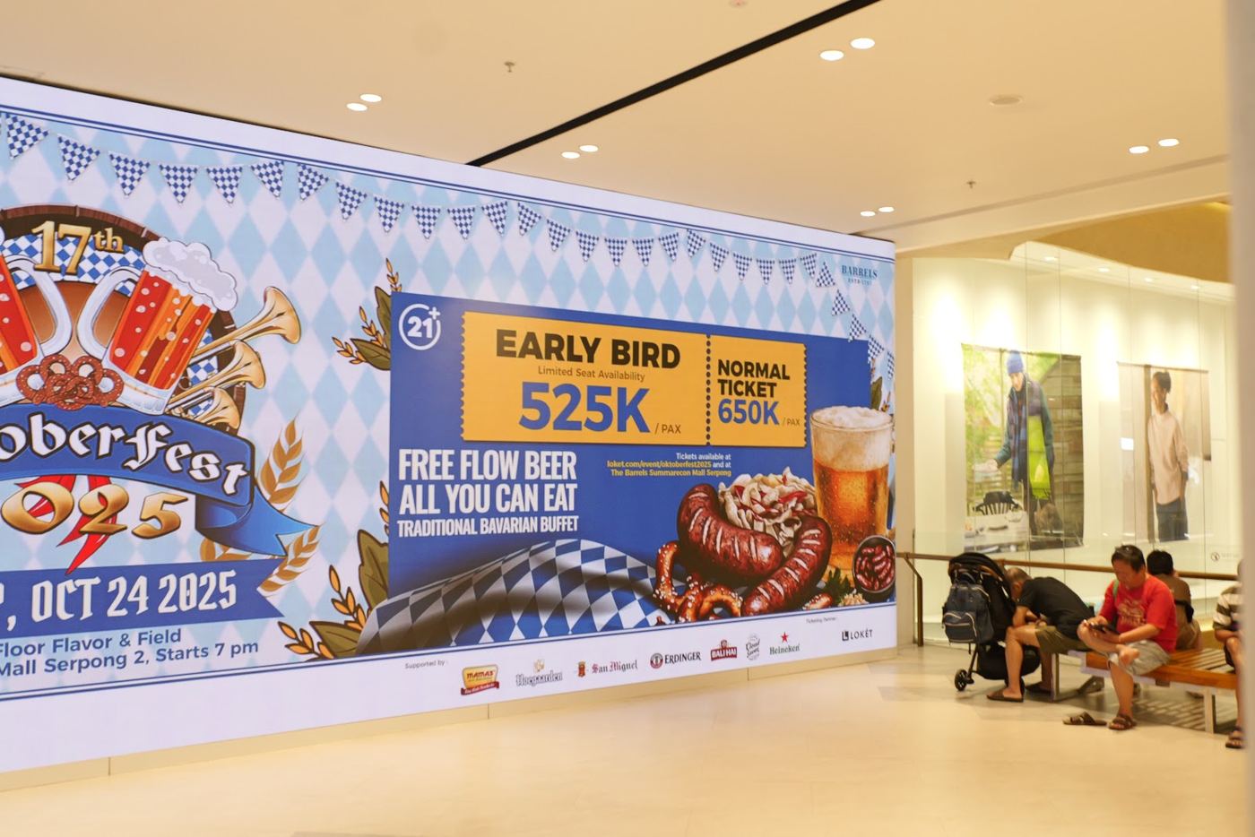 LED display di area retail Uniqlo SMS