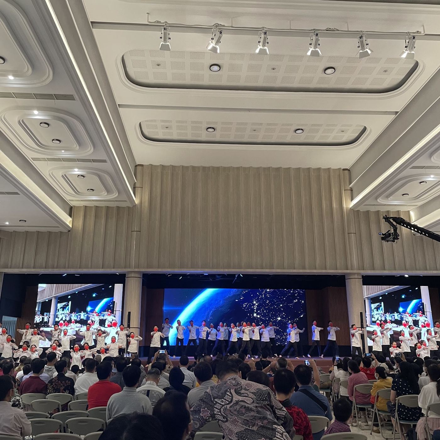 Dua layar LED di aula Vihara Buddhis Maitreya saat ibadah